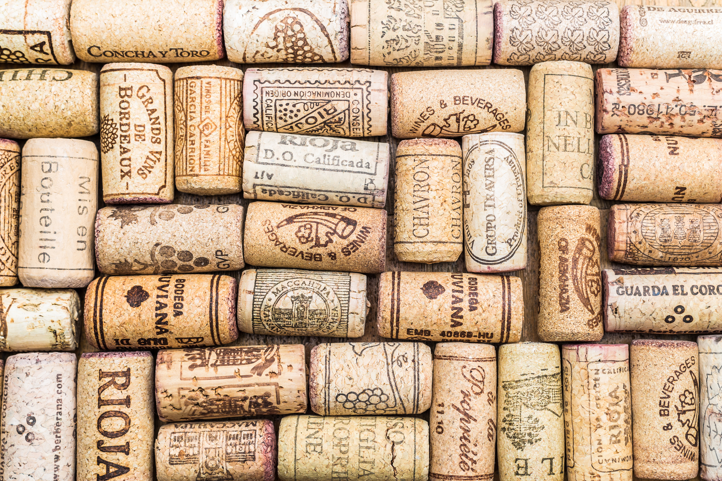 Closeup-Muster Hintergrund von vielen verschiedenen Weinkorken mit Daten und Tropfen von Wein.