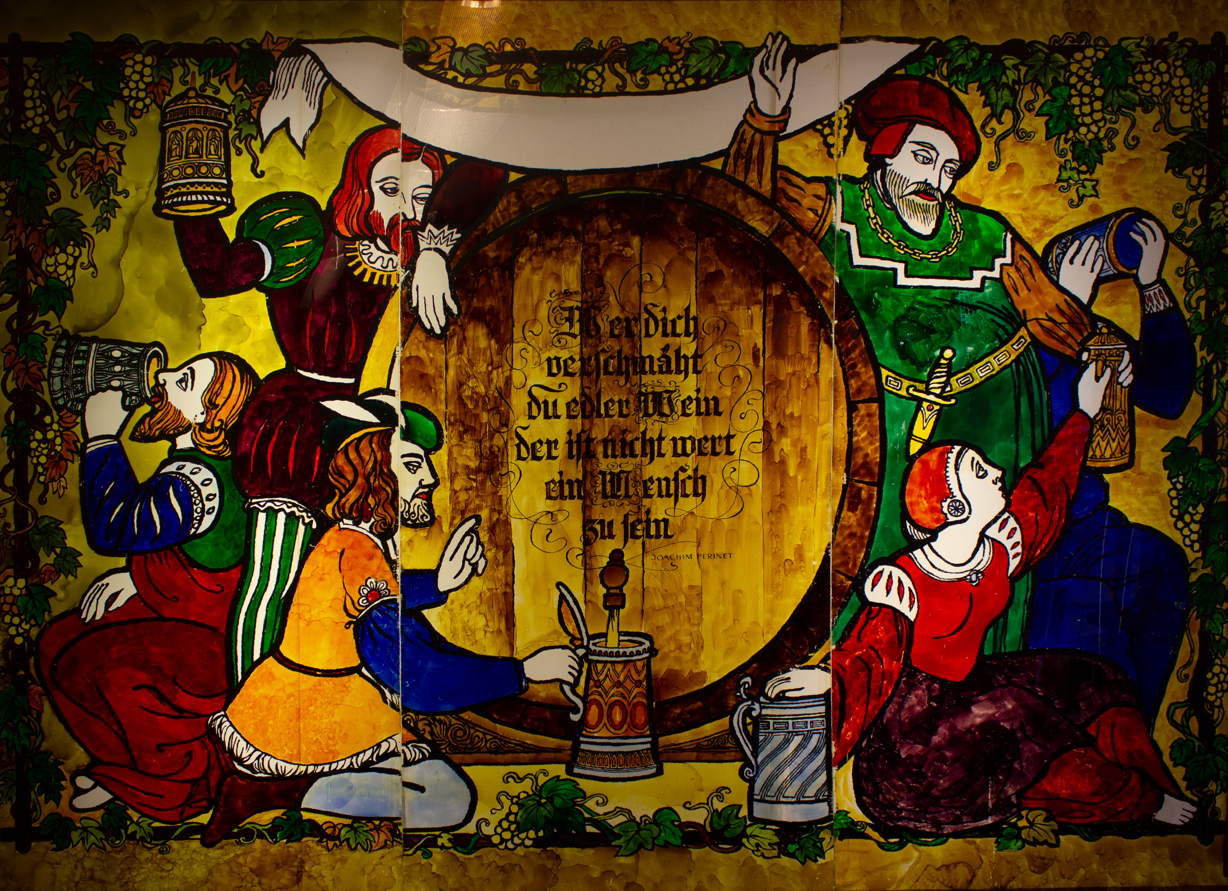 Glasmalerei aus dem Deutschen Weinbaumuseum in Oppenheim mit einem Gedicht von Joachim Perinet.