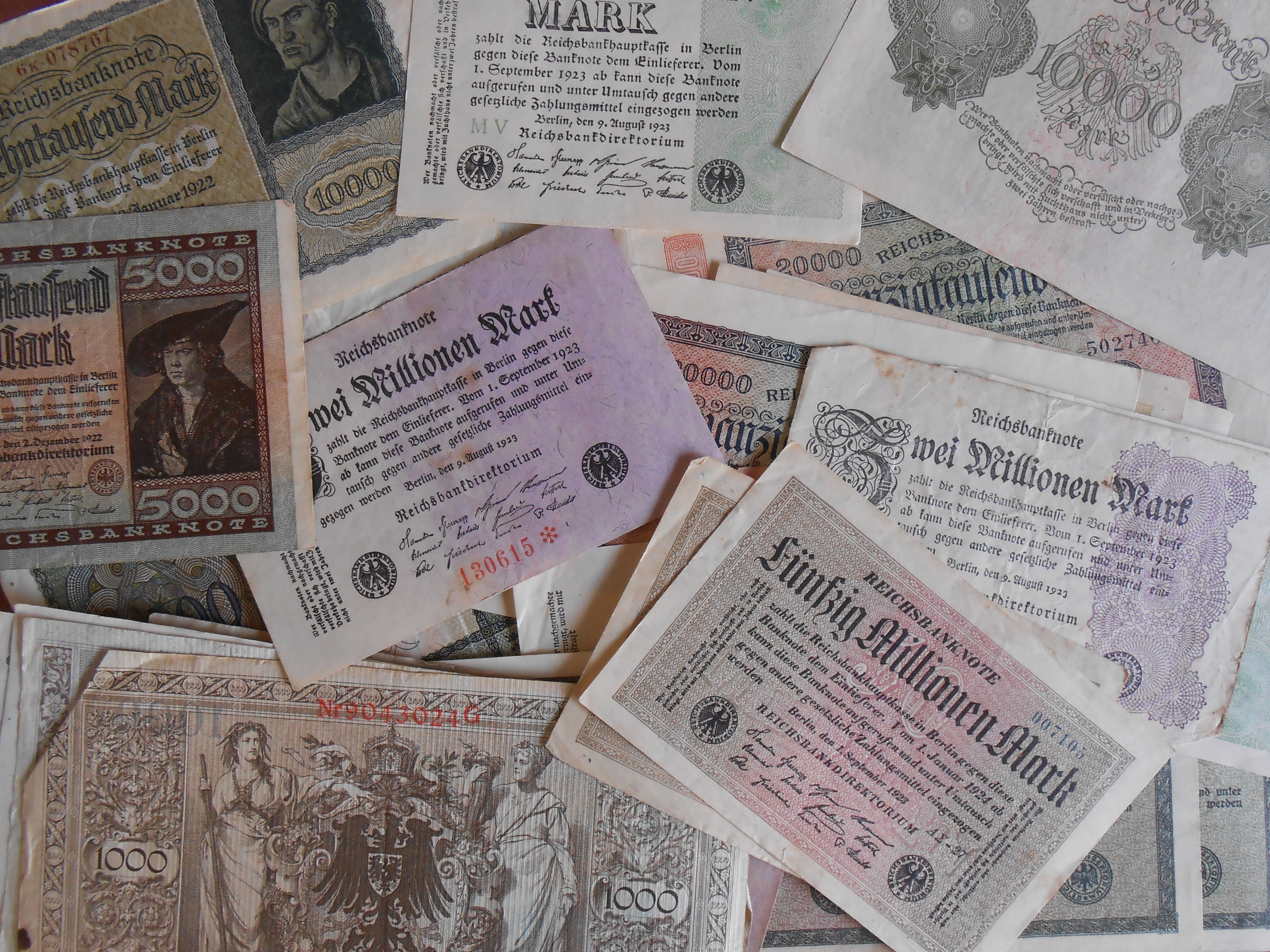 Relikte der Hyperinflation. Diese Tausend- und Millionen-Mark-Scheine waren nach kurzer Zeit kaum mehr als das Papier wert, auf dem sie gedruckt wurden.