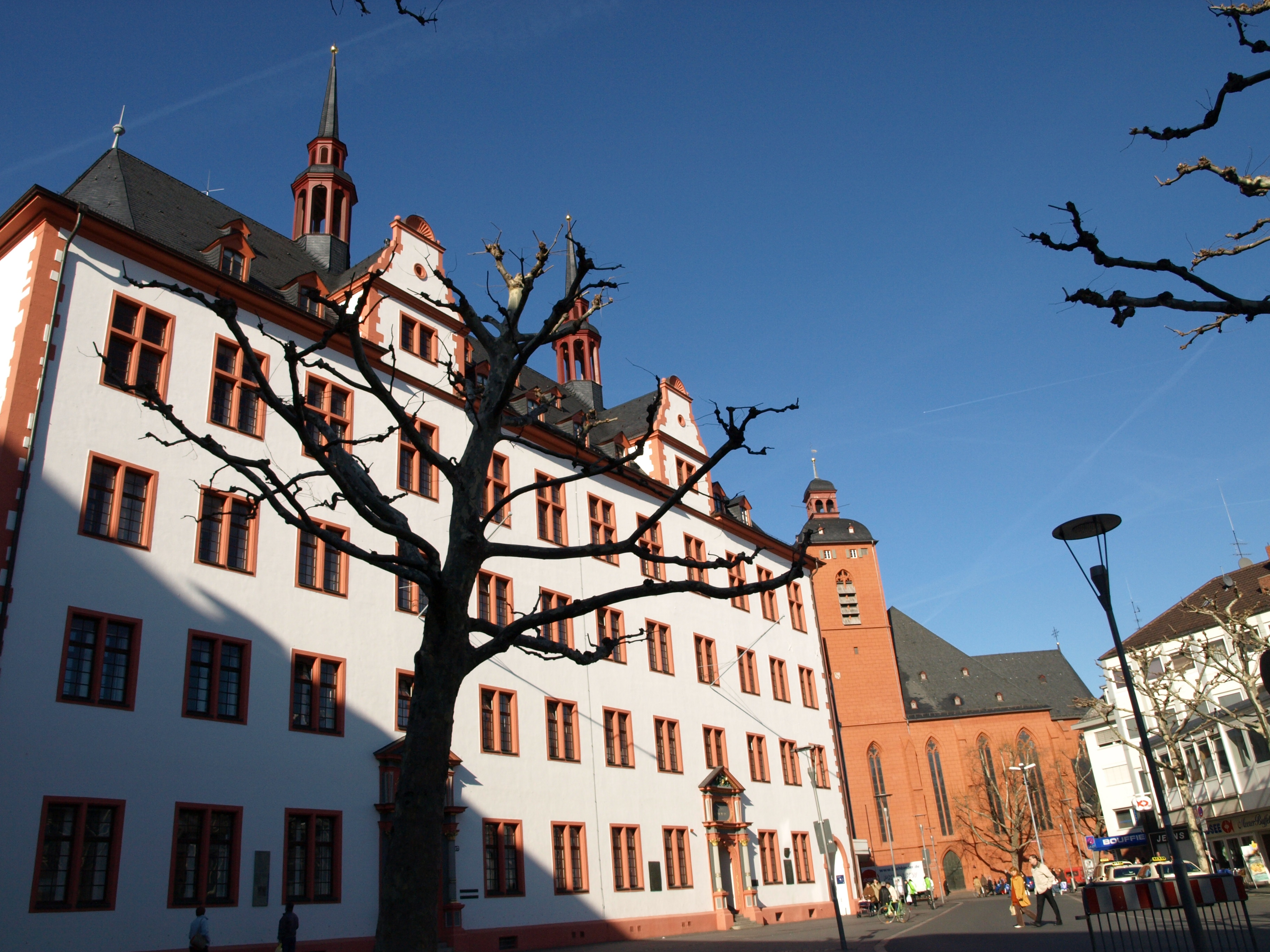 Das Gebäude der alten Universität in Mainz nach Wiederherstellung der Dachtürme.